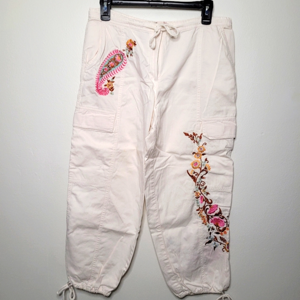 Focus LifeStyle Floral Embroidered Cropped White Cargo Pants 🌸 Size 10